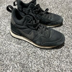 Nike Internationalist Mid Top  Black  Suede Retro 683967-006 Sz 6.5 See Note